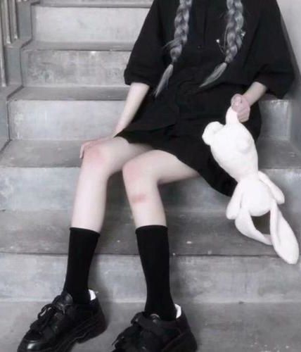 《引诱的清冷男主他黑化了》 作者：妖妃兮